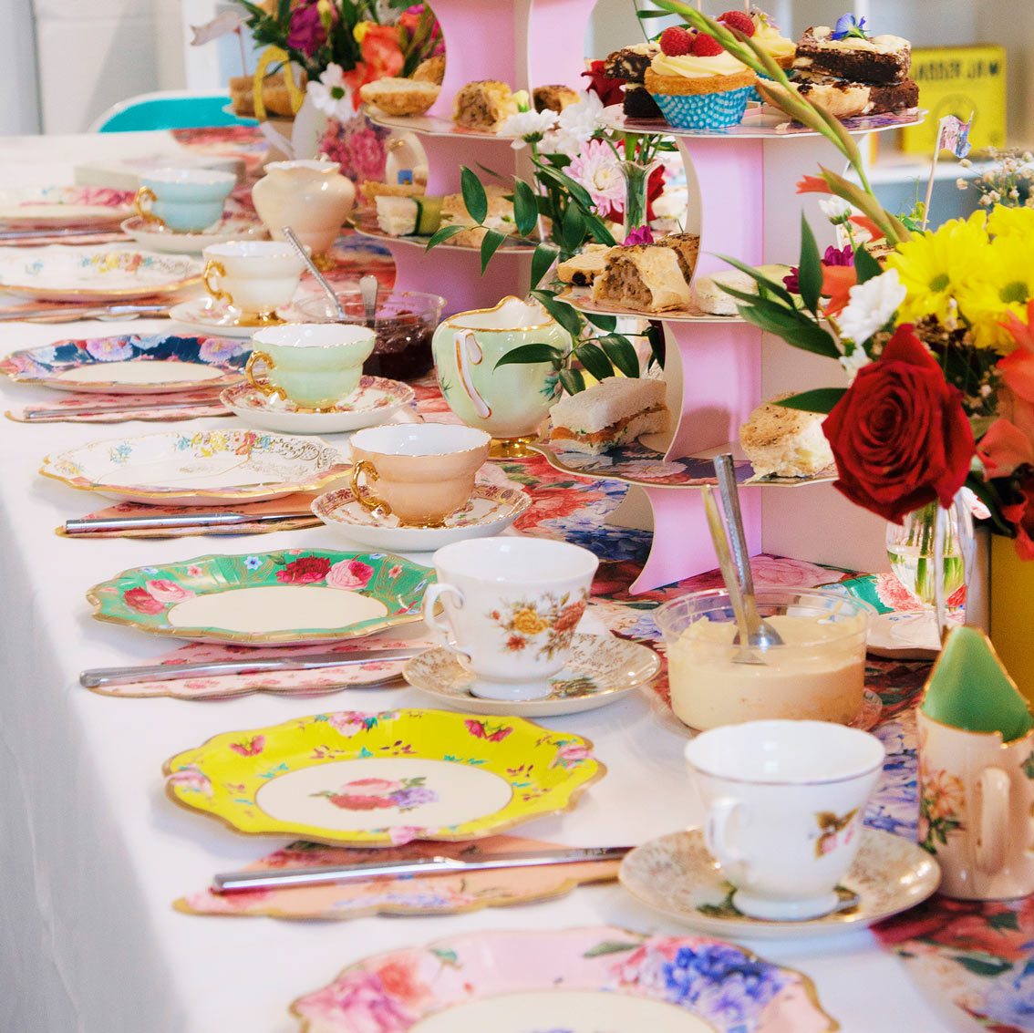Truly Scrumptious Floral Plates Party tableware