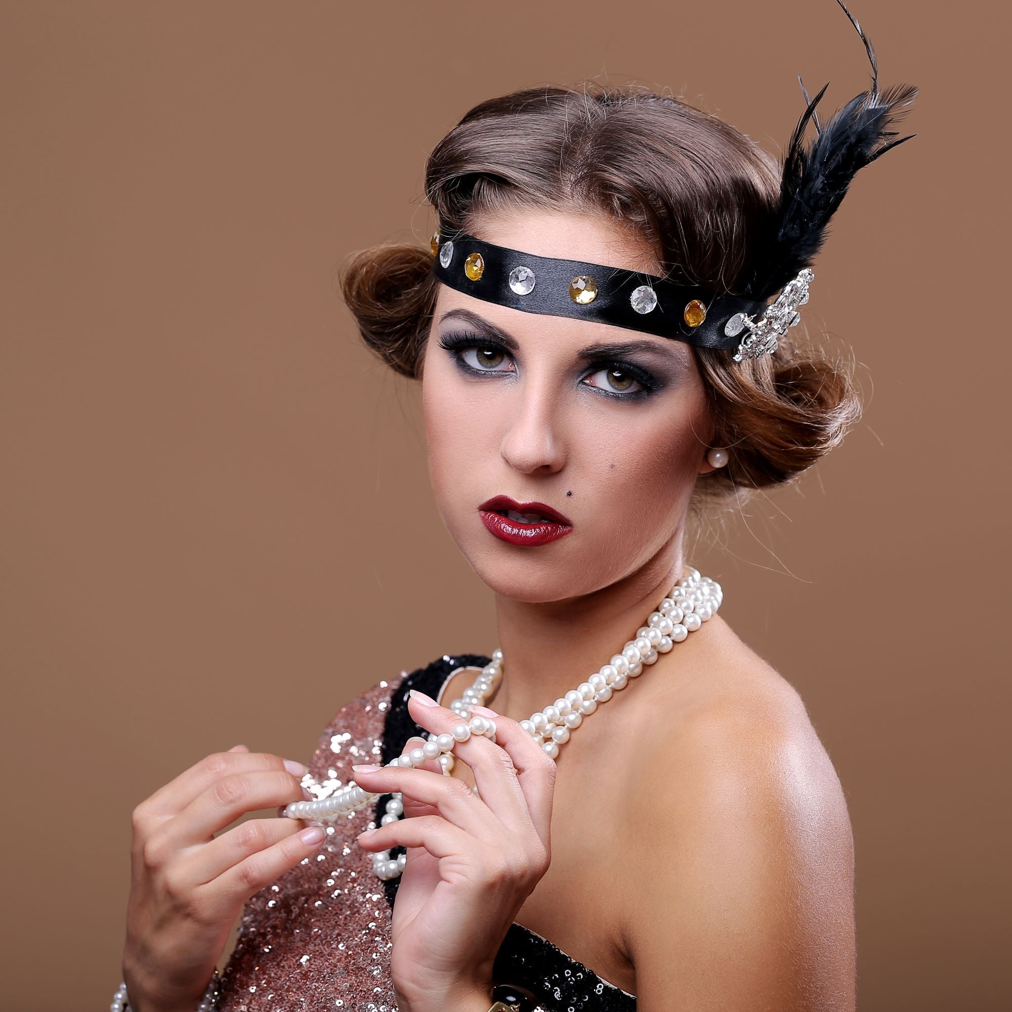 Woman wearing 1920s Costume Wig & Accessories