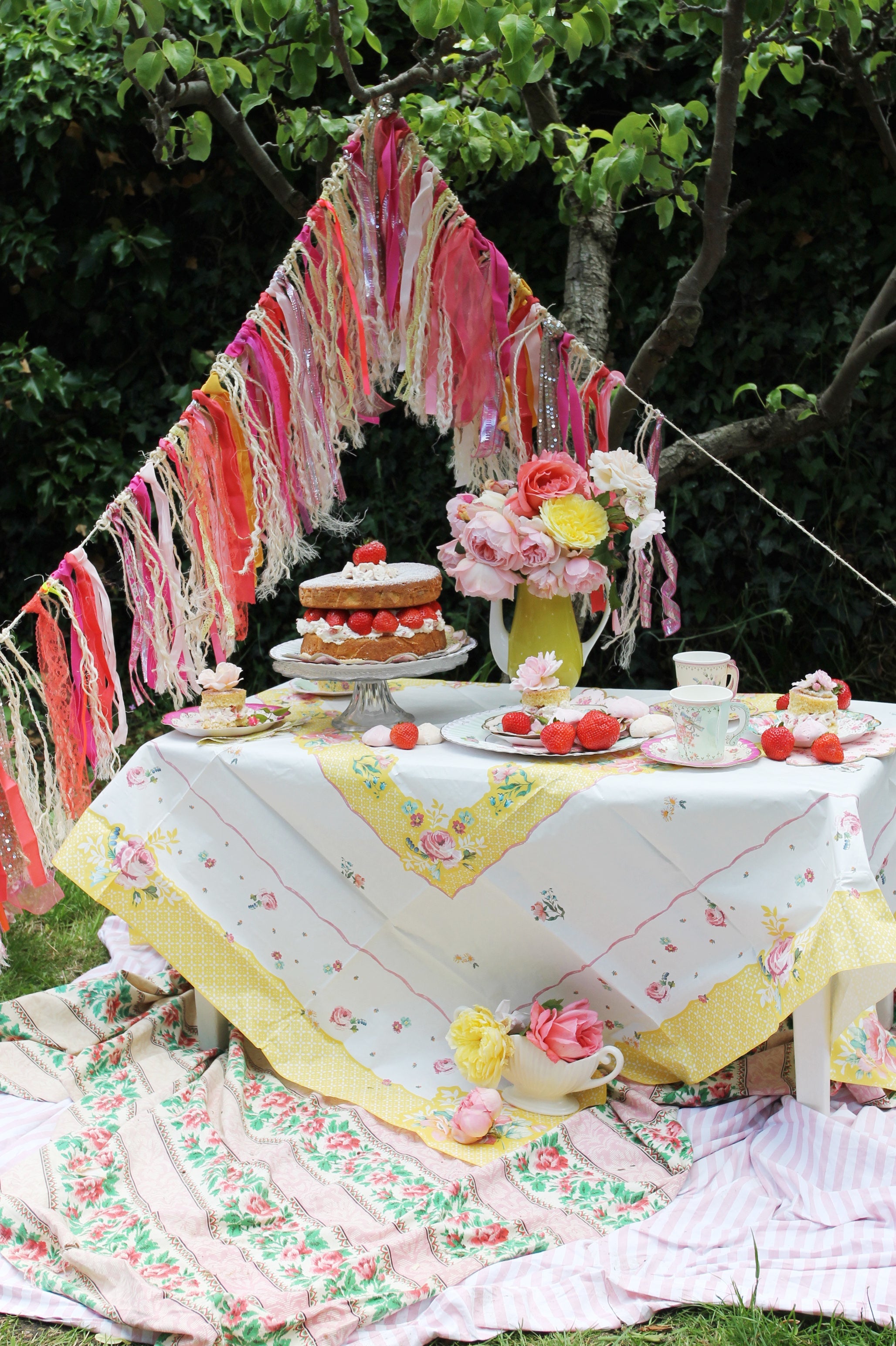 Truly Scrumptious Floral Table Cover for party